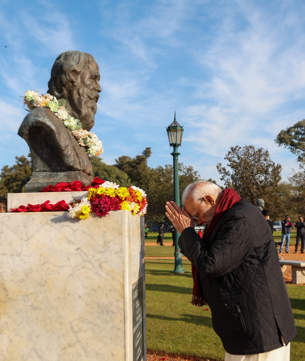 Rendí homenaje a Gurudev Tagore en Buenos Aires. Gurudev Tagore visitó Argentina en 1924 y dejó su huella en la mente de muchas personas en esta nación, en especial académicos y estudiantes.

En la India, nos enorgullecen enormemente las contribuciones de Gurudev Tagore a la