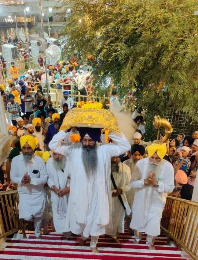 ਪੂਰੇ ਗੁਰ ਕਾ ਸੁਨਿ ਉਪਦੇਸੁ ॥
ਪਾਰਬ੍ਰਹਮੁ ਨਿਕਟਿ ਕਰਿ ਪੇਖੁ ॥
ਸਾਸਿ ਸਾਸਿ ਸਿਮਰਹੁ ਗੋਬਿੰਦ ॥
ਮਨ ਅੰਤਰ ਕੀ ਉਤਰੈ ਚਿੰਦ ॥


 ਵਾਹਿਗੁਰੂ ਜੀ 🙏😇