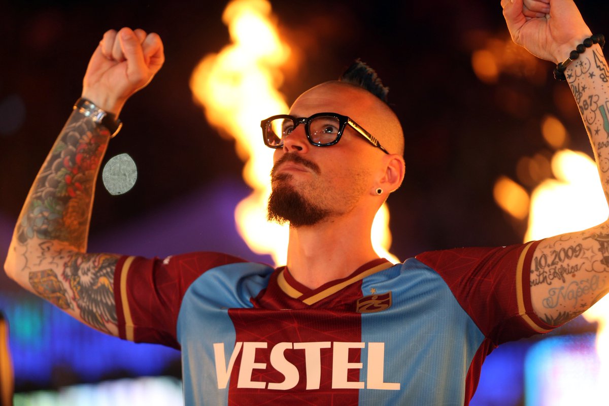 Futboldan ve bu topraklardan bir Marek Hamsik geçti. 😉

Futbola kattığın her şey için teşekkürler Marek 𝐆𝐫𝐚𝐧𝐝𝐞 Hamsik... ❤️💙