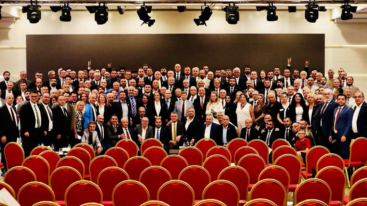 sezaiomurozbay's tweet photo. “Bir araya gelmiş yürekler, fikri hür, vicdanı hür, irfanı hür bir Türkiye için…”
Bu mücadele Atatürk’ün izinde, Türk milletinin geleceği için veriliyor.
Bizler sadece bir siyasi yapı değiliz, biz milletin kararlılığıyız.
Bu kalabalık; teslim olmayan, eğilmeyen, susmayan bir davanın temsilidir.

Zafer, ancak millete inanarak kazanılır.
#AtatürkYolu #zaferpartisiadanai̇lbaşkanlığı #millii̇rade #cumhuriyet  #ümitözdağ #zaferpartisi #sezaiomurozbay01