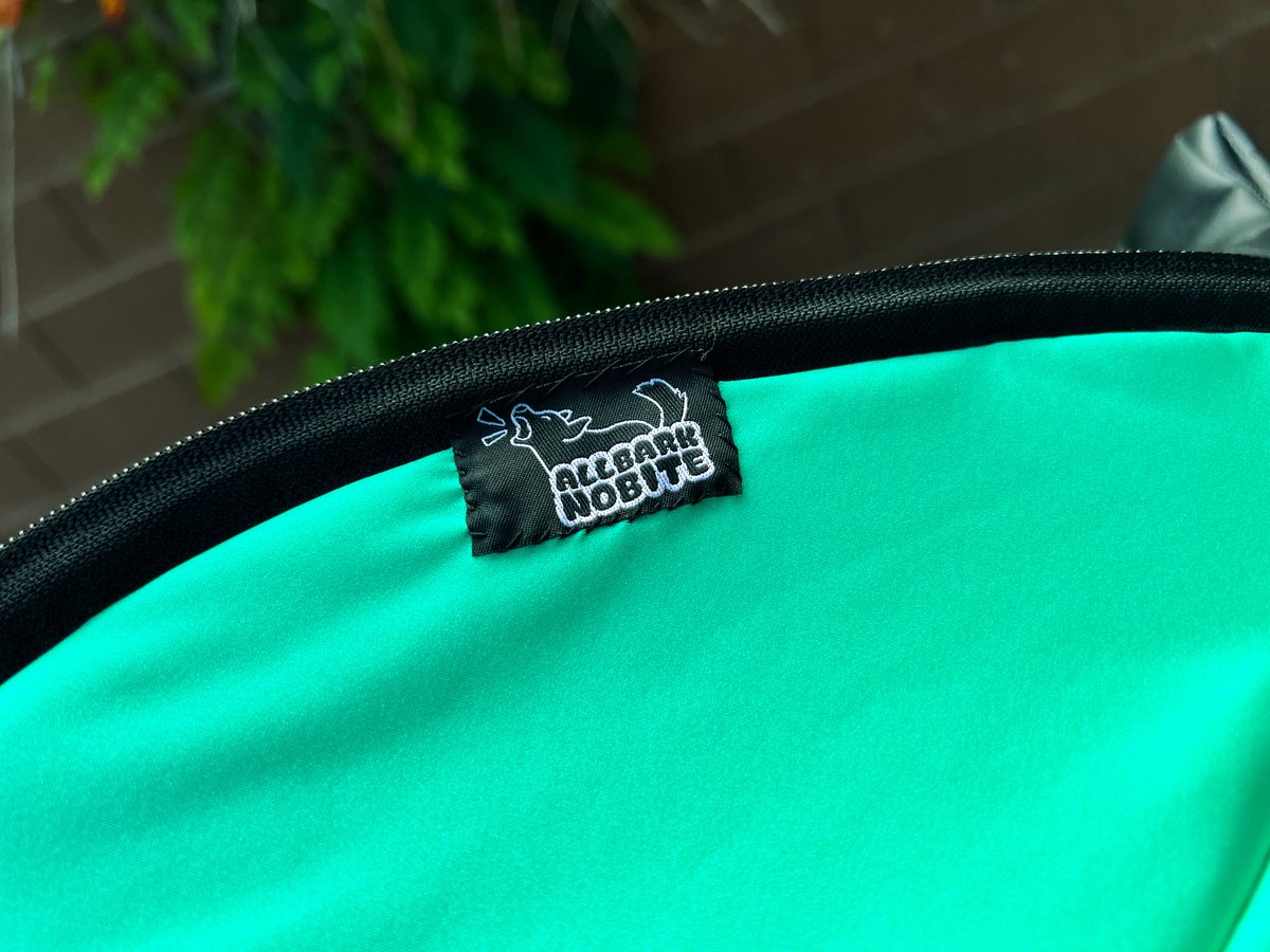ItsAllBark's tweet image. A custom bag made for @ZephyrandMot💚
Created by @ItsAllBark🧵🪡