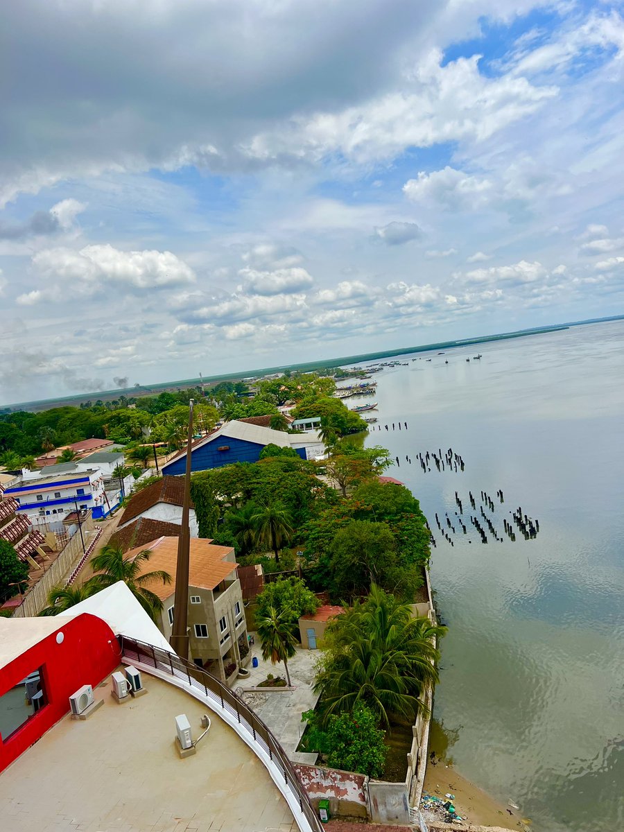 Nar_soda_fall's tweet photo. Aujourd’hui, j’ai eu le plaisir de me promener dans l’un des quartiers les plus emblématiques de Ziguinchor : Scale. Ce lieu, chargé d’histoire, m’a littéralement transporté dans le temps. Ses rues étroites, aux pavés parfois irréguliers, racontent encore les récits silencieux https://t.co/kCwnXUG825
