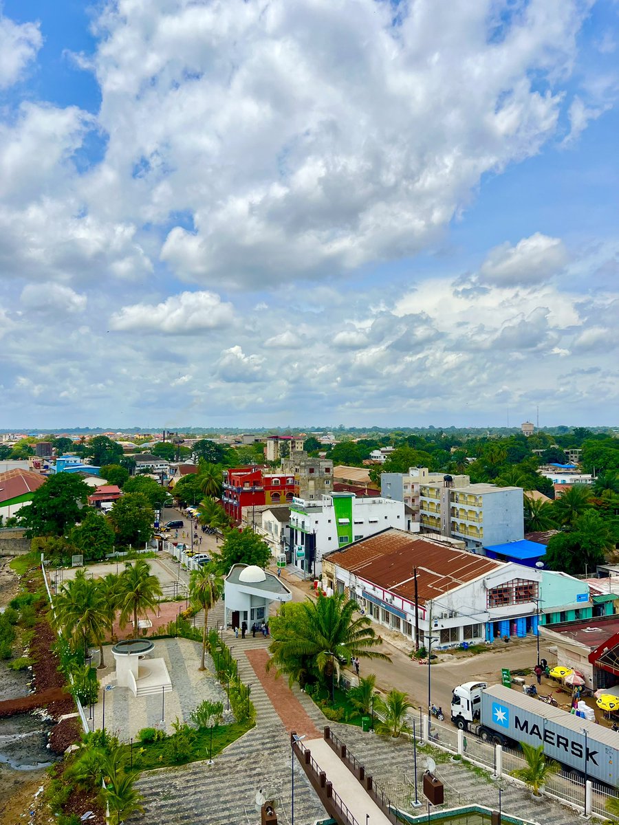 Nar_soda_fall's tweet photo. Aujourd’hui, j’ai eu le plaisir de me promener dans l’un des quartiers les plus emblématiques de Ziguinchor : Scale. Ce lieu, chargé d’histoire, m’a littéralement transporté dans le temps. Ses rues étroites, aux pavés parfois irréguliers, racontent encore les récits silencieux https://t.co/kCwnXUG825