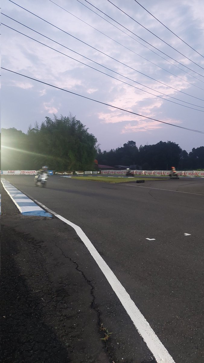 takumagp's tweet image. 空が明るくなってきました
#レッツレン耐
#真夜中の12時間耐久
