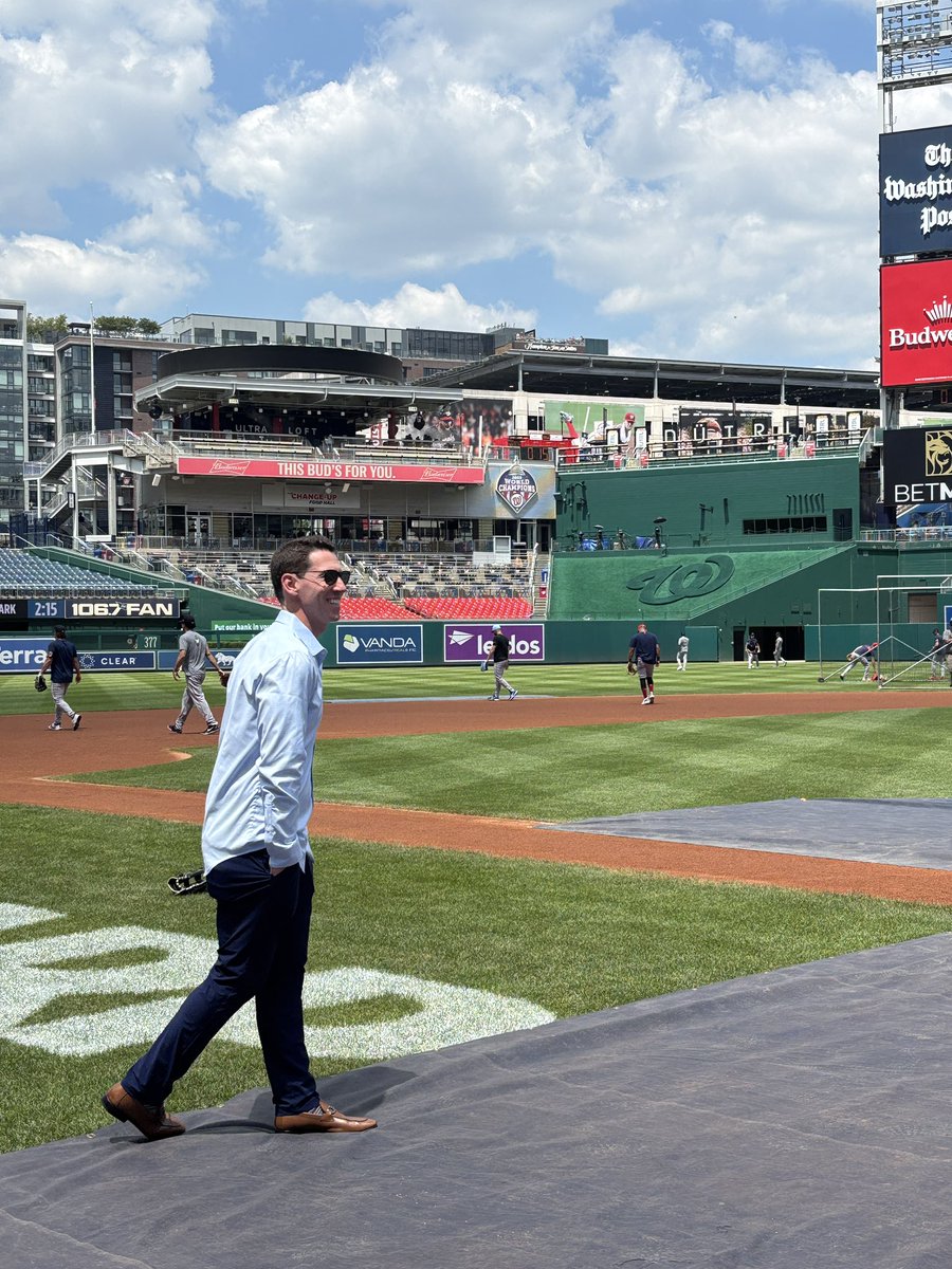 tomas_on_x's tweet photo. smiling through it all, can’t believe this is my life #DirtyWater https://t.co/l9pxJsTXgg