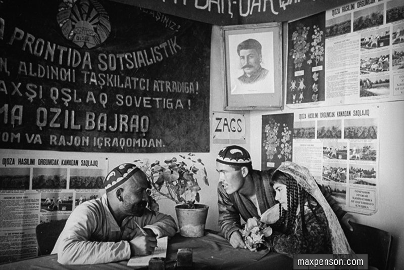 "At The Civilian Registrar"
Board of the collective farm registering marriage of a young couple.
Uzbek SSR 1940.
Photographer: Max Penson