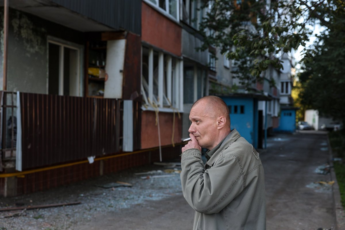 Тут тре трохи ваших гримнів для доброї  справи 

Це — Юрій Володимирович. Він стоїть біля свого будинку і курить. Вночі він  допомагав евакуйовувати людей з будинку. Його квартира постраждала внаслідок масованого обстрілу Києва, що стався вчора. Але сусідня країна забрала в нього