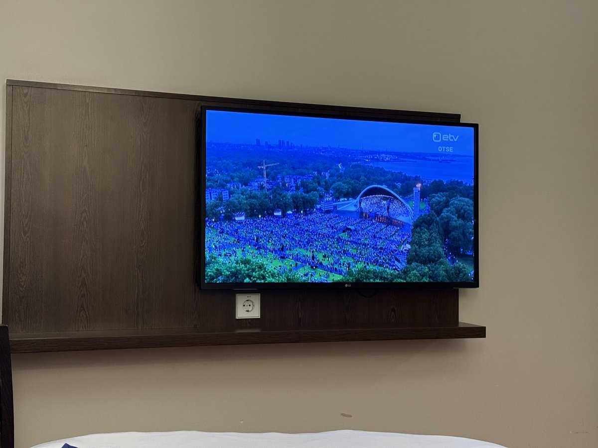 #今日もどこがで合唱が
エストニア🇪🇪第28回歌の祭典（Laulupidu）「Iseoma」
今日はパレードとオープニングコンサート、
明日はグランドコンサート。

ホテルのテレビで生中継を観てるだけで感動している。
明日はどうなっちまうんだ。

私には夢がある。
日本でもいつかこんな規模で #合唱やろうぜ 。