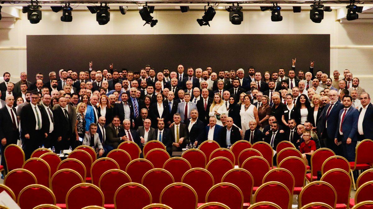 Kurucular kurulu üyeleri, genel idare kurulu üyeleri, il başkanları uzun bir aradan sonra ilk defa Ankara'da Türk milletinin zaferi için topandık.
Sefer bizden, Zafer Allah'dan.
<a href="/umitozdag/">Ümit Özdağ</a> <a href="/HakanAksit34/">Hakan Akşit</a>