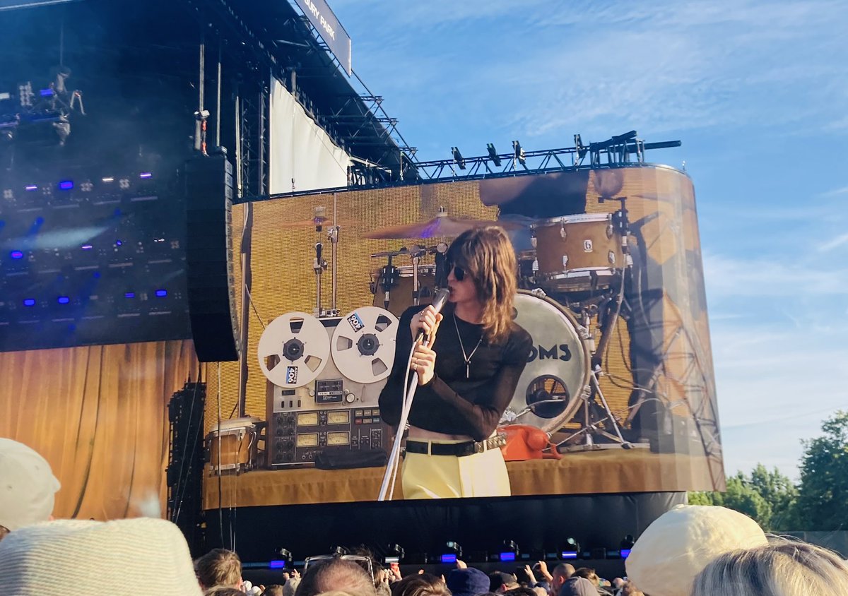 Just <a href="/BlossomsBand/">BLOSSOMS</a> smashing it in the sunshine at Finsbury Park