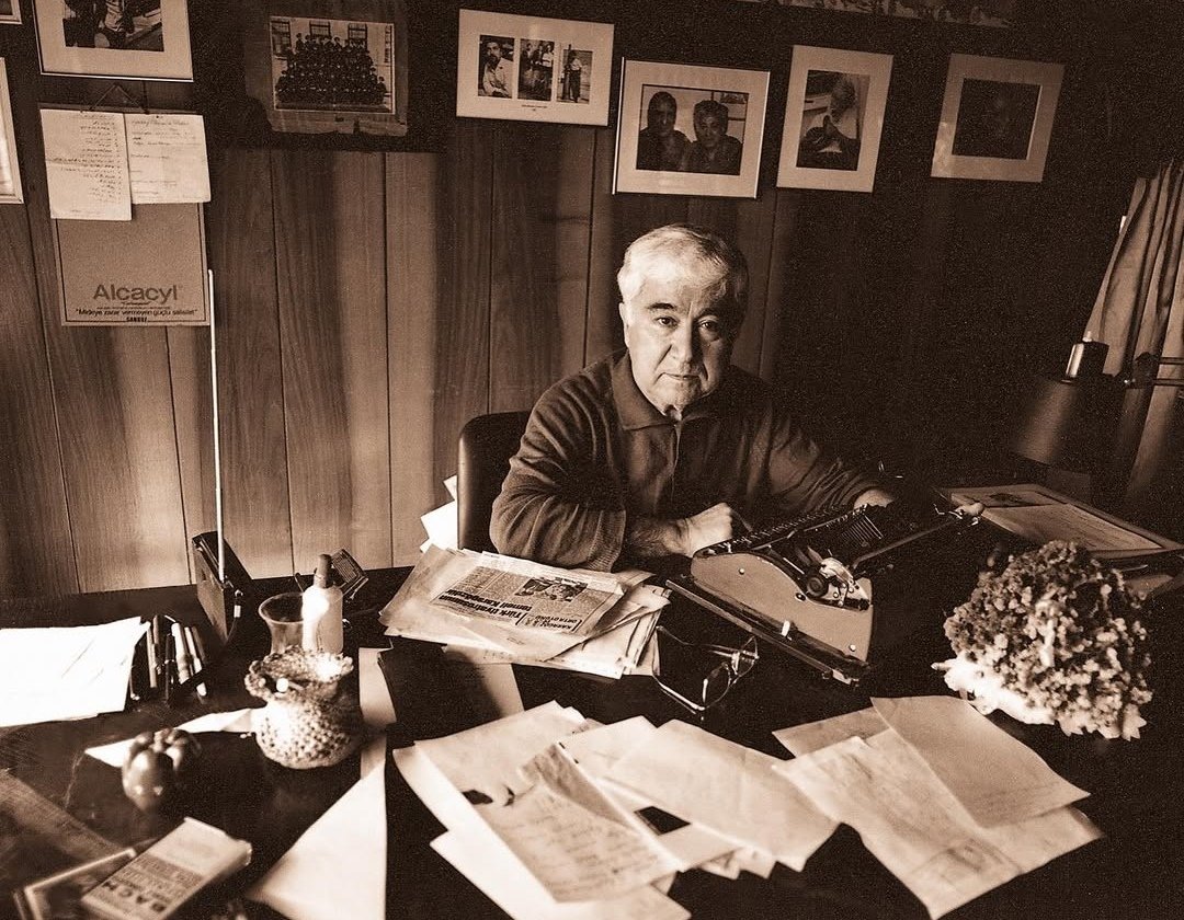 Beden toprak olur ama fikirler sonsuza dek ölümsüz kalır;Ruhlar gibi,çiçek açan ağaçlar gibi. Ve Schoppenhaur'un,'Cinsel Aşkın Metafiziği kitabında," Ölüm,doğanın rahmine geri dönmektir,"dediği gibi. Doğanın rahminde bebekler gibi uyu güzel insan.Işıklar yoldaşın olsun #aziznesin