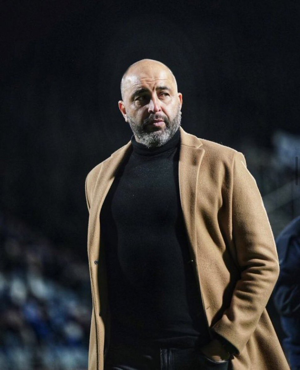 Pensar que Marcelo Méndez arrancó su carrera como DT en un equipo de extrema izquierda, como Progreso y termina en el equipo más neoliberalista del Uruguay cómo Montevideo, City Torque

Si fuera un  político , seguro sería Graciela Bianchi