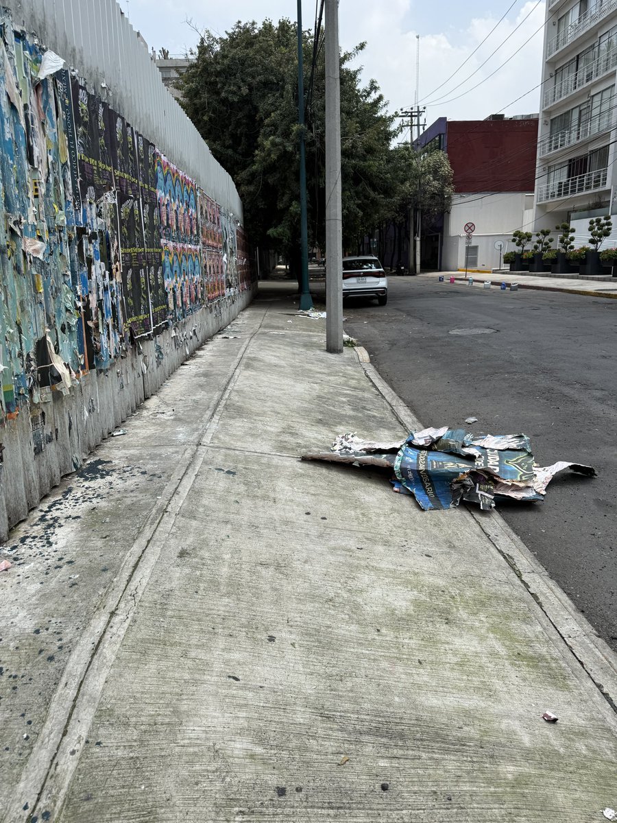 Buenas tardes, pueden ayudarnos a la limpieza en lago tangañica 31, nuevamente la emoresa de publicidad, arrojo el papel retirado a la via publica <a href="/MHcesac/">MH CESAC</a> , no hay autoridad que regule <a href="/mauriciotabe/">Mauricio Tabe Echartea</a> #MHAnarquia