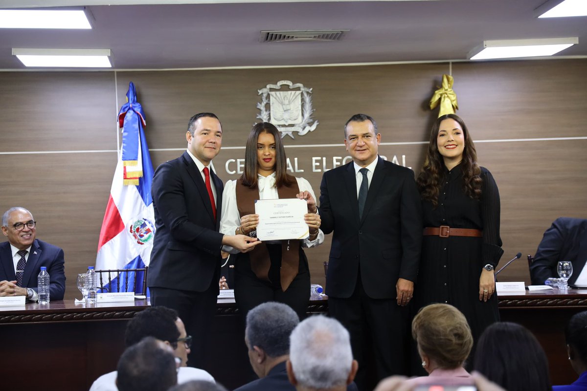 En representación de nuestro partido y del presidente <a href="/DaniloMedina/">Danilo Medina</a> , participamos en el acto de graduación del Diplomado en Administración Electoral, organizado por la  <a href="/juntacentral/">JCE</a> e impartido por el <a href="/iespec/">IESPEC</a> en coordinación con los partidos.

La formación de nuestros