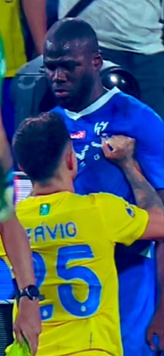 النصراوي وهو يطقطق على الهلال🤏• 😂