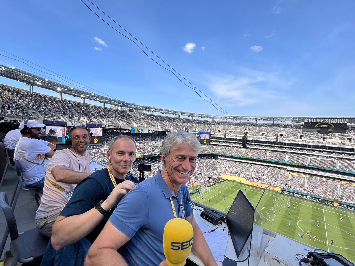 Carrusel Deportivo (@carrusel) on Twitter photo 🏆 #FIFACWC EN DIRECTO‼
🏟 Metlife
⚽REAL MADRID - BVB
🗣 Narra <a href="/aromeroser/">Antonio Romero</a>
🎤 Inalámbrico <a href="/javiherraez/">Javier Herráez</a>
🎙 Dirige <a href="/garridocarrusel/">Dani Garrido</a>
👥 Con <a href="/RafaAlkorta1/">Rafa Alkorta</a> <a href="/AxelTorres/">Axel Torres 🧅</a> <a href="/AS_Relano/">Alfredo Relaño</a> <a href="/As_TomasRoncero/">Tomás Roncero</a> <a href="/brunoalemany/">Bruno Alemany</a> <a href="/Jorgeescorial/">Jorge Escorial</a>
📣 #VARMan <a href="/itu_edu/">Eduardo Iturralde</a>
🔌 Tec Carlos Ródenas 🏆 #FIFACWC EN DIRECTO‼
🏟 Metlife
⚽REAL MADRID - BVB
🗣 Narra <a href="/aromeroser/">Antonio Romero</a>
🎤 Inalámbrico <a href="/javiherraez/">Javier Herráez</a>
🎙 Dirige <a href="/garridocarrusel/">Dani Garrido</a>
👥 Con <a href="/RafaAlkorta1/">Rafa Alkorta</a> <a href="/AxelTorres/">Axel Torres 🧅</a> <a href="/AS_Relano/">Alfredo Relaño</a> <a href="/As_TomasRoncero/">Tomás Roncero</a> <a href="/brunoalemany/">Bruno Alemany</a> <a href="/Jorgeescorial/">Jorge Escorial</a>
📣 #VARMan <a href="/itu_edu/">Eduardo Iturralde</a>
🔌 Tec Carlos Ródenas