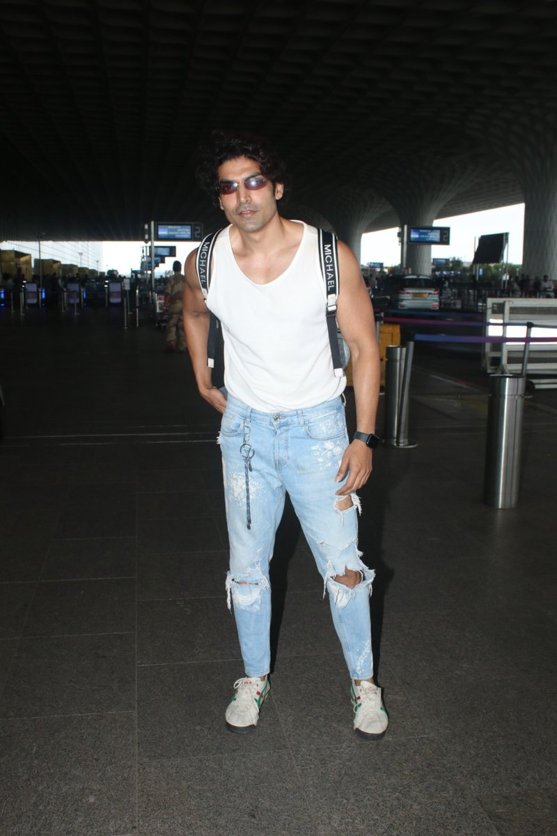 BollywoodH's tweet image. Gurmeet Choudhary spotted at Mumbai airport departure, serving charm and style as always!
.
.
.
.
#GurmeetChoudhary #MumbaiAirport #CelebritySpotted #AirportLook