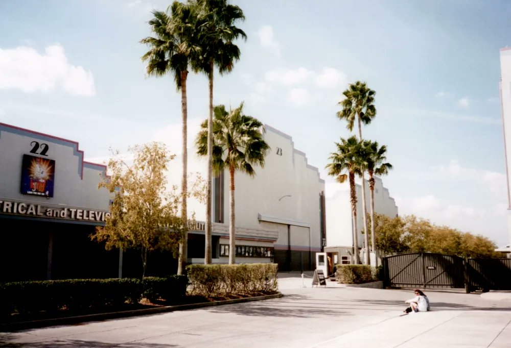 ridetrackx's tweet image. In 1994 the scifi series Seaquest DSV moved production from L.A. to Orlando. The second and third seasons were filmed at Universal Studios Florida. Here's a fun blog (with 90s Universal photos) from a trio of fans that visited the set back in the day.
seaquestvault.com/bts/on-the-set/