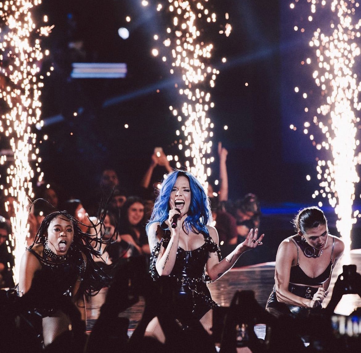throwbackhals's tweet photo. On this day 6 years ago, July 5th 2019, Halsey posts photos from their MYV MIAW Nightmare performance on instagram.
“Brasil 🖤 how lucky am I to share the stage with such talented women. #mtvmiaw @donslens” https://t.co/wv8dvT8zp7