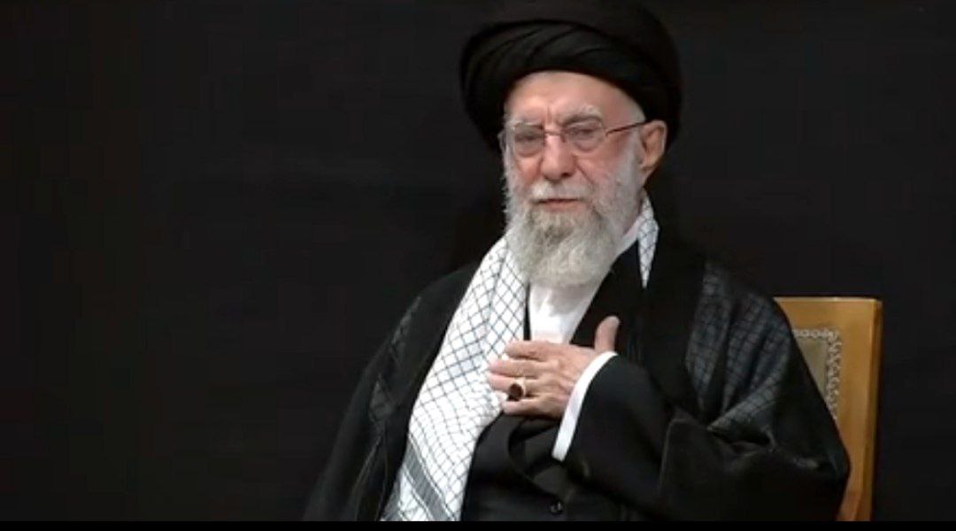 mostafavosogh's tweet photo. از یار نسیم روضه دارد خبری
بازآمده با حماسه‌ی بیشتری
پژواک دمادم حسین‌بن‌علی‌ست
تهدید در این کوه ندارد اثری

میلاد عرفان‌پور https://t.co/Mh4RzyrTpj
