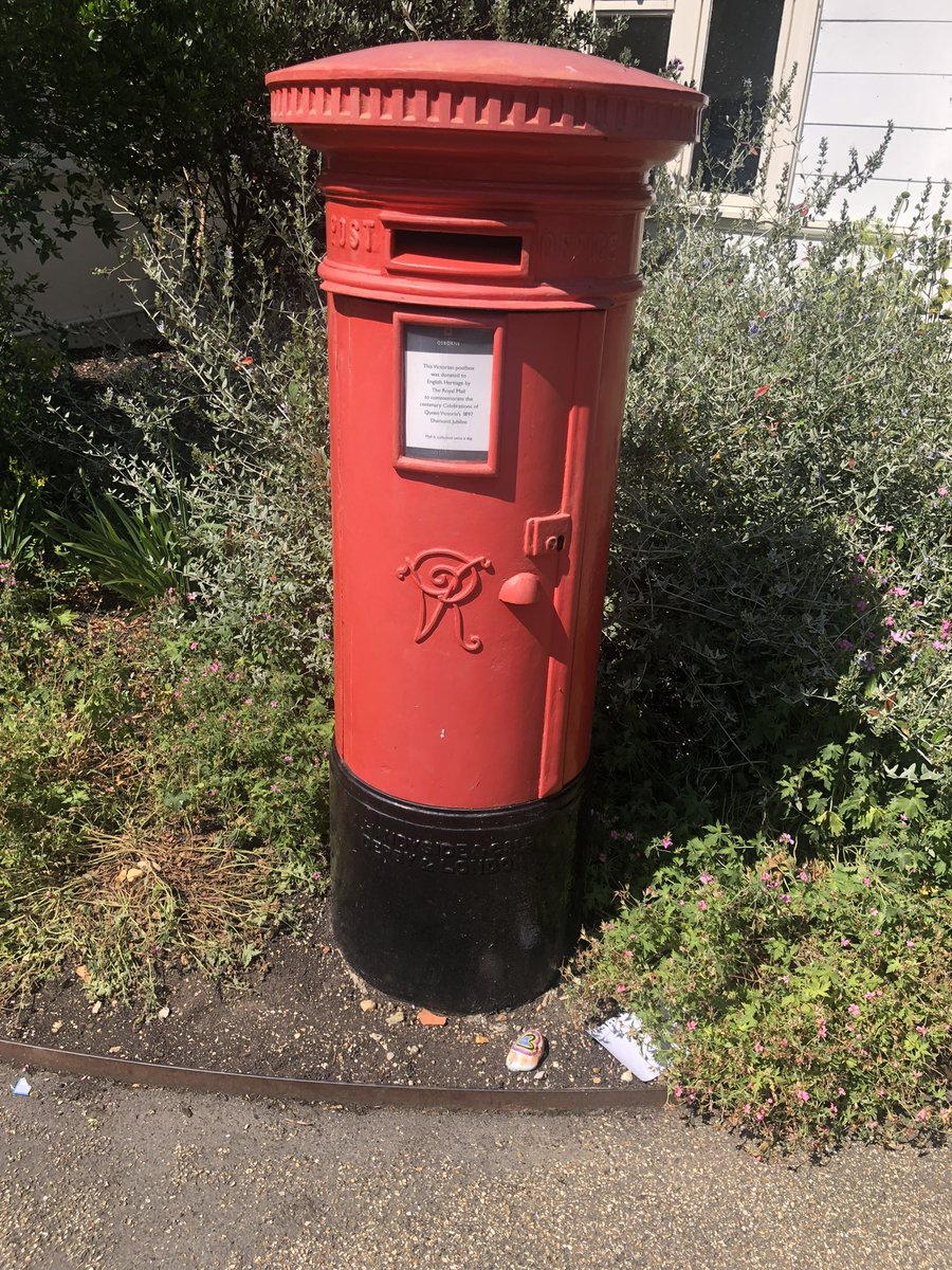 RoyalsOther's tweet image. This postbox is situated at Osborne House, the Isle of Wight home of Queen Victoria. The Queen being a avid letter writer it would be nice to think her letters plopped into this box, but no, it was installed in 1997, the centenary of her diamond Jubilee. #postboxsaturday