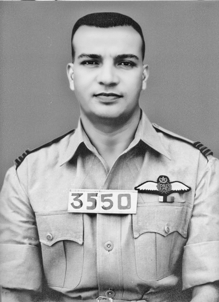 DGPR_PAF's tweet image. *Today in History*
On this day, we commemorate the birth of Wg Cdr Mervyn Leslie Middlecoat (Shaheed), SJ with Bar, born on 06 July 1931 in Ludhiana, India. He grew up in Lahore, studying at St. Anthony’s School and briefly at Burn Hall College, Abbottabad, before joining…