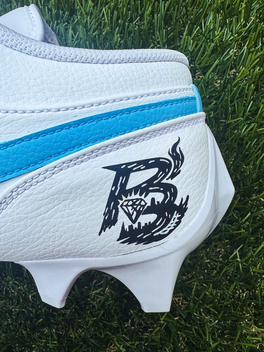 RaisingCustoms's tweet image. Custom football cleats for our favorite Columbia University player!