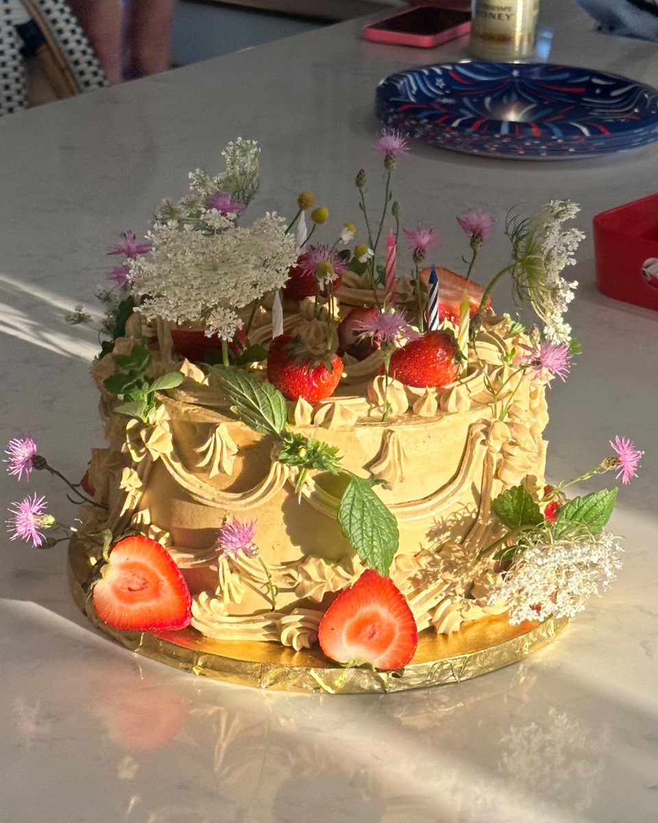 foodjars's tweet image. Chocolate olive oil cake, coffee cream, fresh strawberries, pistachio swiss buttercream 🥀