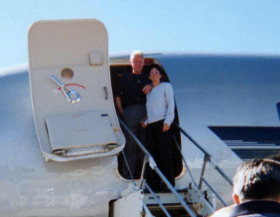 Fordy8173's tweet image. Former president Bill Clinton with human trafficker Ghislaine Maxwell at the door of Jeffrey Epstein's private jet. 🫣🤫🤐
Wakey Wakey 👀