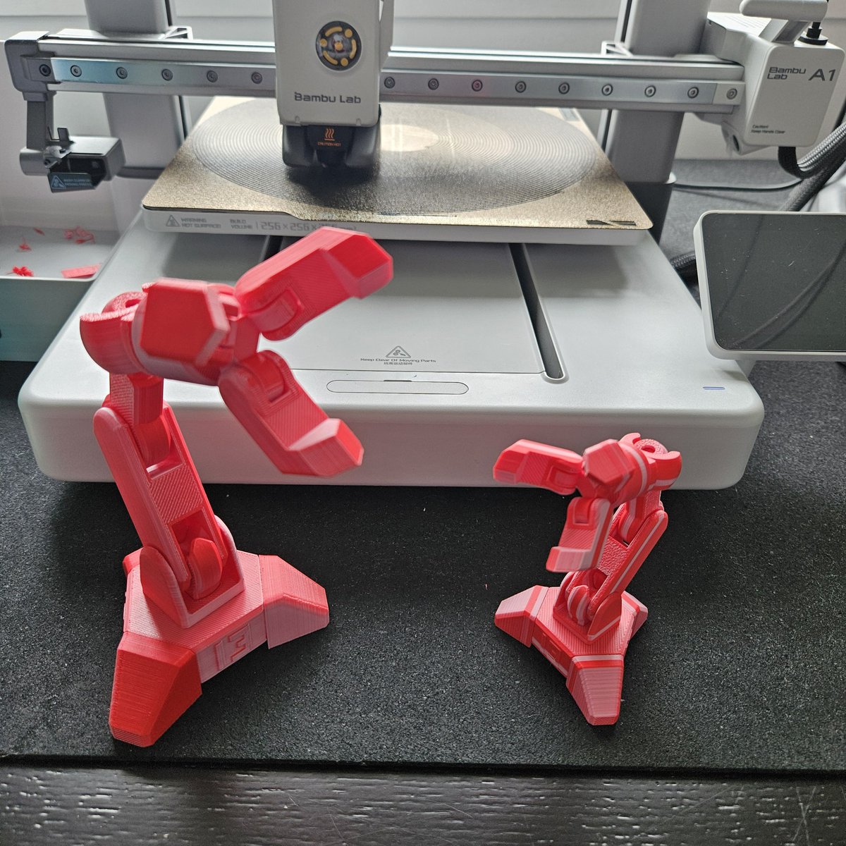 PalumboPaul's tweet photo. @ChuckHellebuyck here's mine at 100% and 300% I could have went bigger but seems as though Canada Post lost my shipment of filament, has @UncleJessy4Real or @joeltelling taken you up on the challenge of making a LARGE size model of the gripper from soozafone??!! https://t.co/vYO3cAN7iC