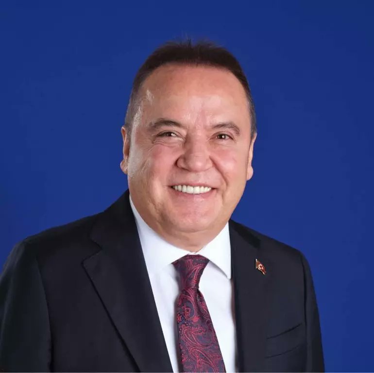 🔴#SONDAKİKA | CHP'nin Antalya Büyükşehir belediye başkanı Muhittin Böcek tutuklandı.