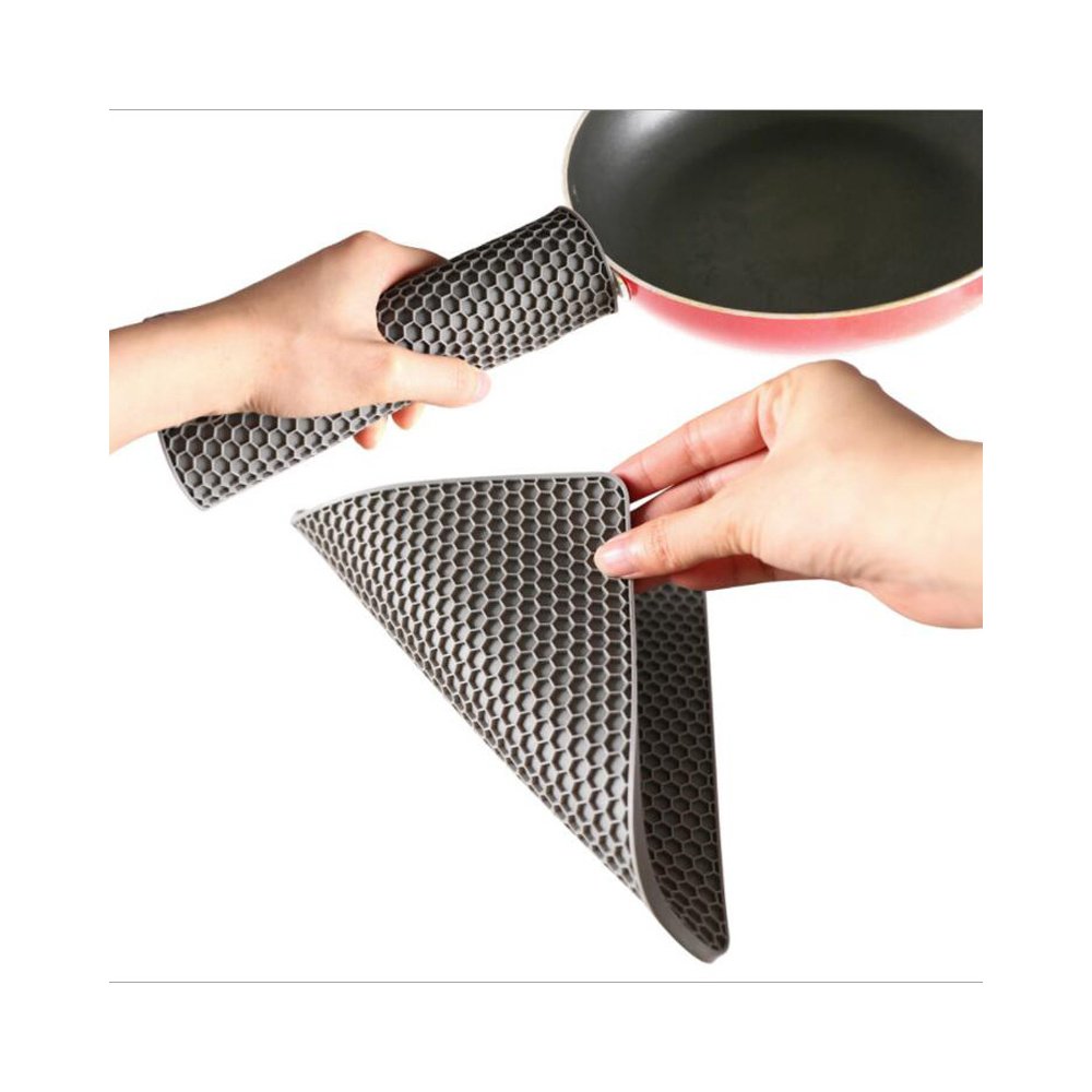 Hkitchencorner's tweet image. Protect your surfaces in style! 🐝💨 The Non-Slip Honeycomb Kitchen Table Pad in chic gray doubles as a hot pad, spoon rest, or heat insulation mat—perfect for any kitchen task! 🔥🍽️ #HomeCookingStyle #NonSlipPad #SpoonRest #KitchenInspo #HotPadMagic #HomeKitchenCorner 💛🍴🧊