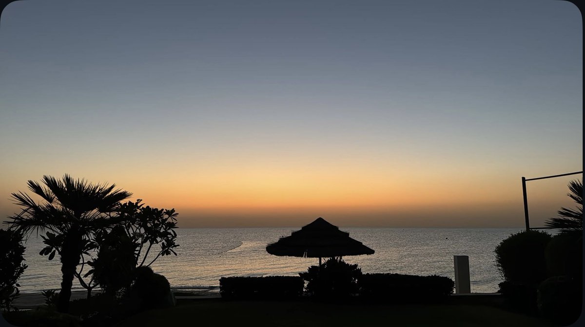 دائماً نحنُ نتكئ على من نثق بقلوبهم لا بأيديهم. ..؛
لأن قوة البدن تخون صاحبهاً أحياناً ،
 أما قوة المشاعر فلا تخوٌن أبداً  ..💫