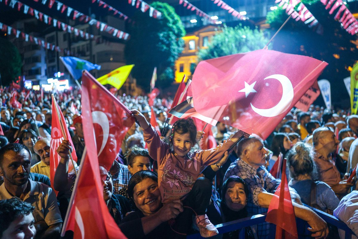 Egemenlik milletindir!

Bugün, darbecilere karşı Amasya Meydanı’nı dolduran cesur insanlara yürekten teşekkür ediyorum.

Bu ülkeyi korkmayanlar kurtardı. Bu Cumhuriyeti korkmayanlar kurdu.

Biz de korkmuyoruz!