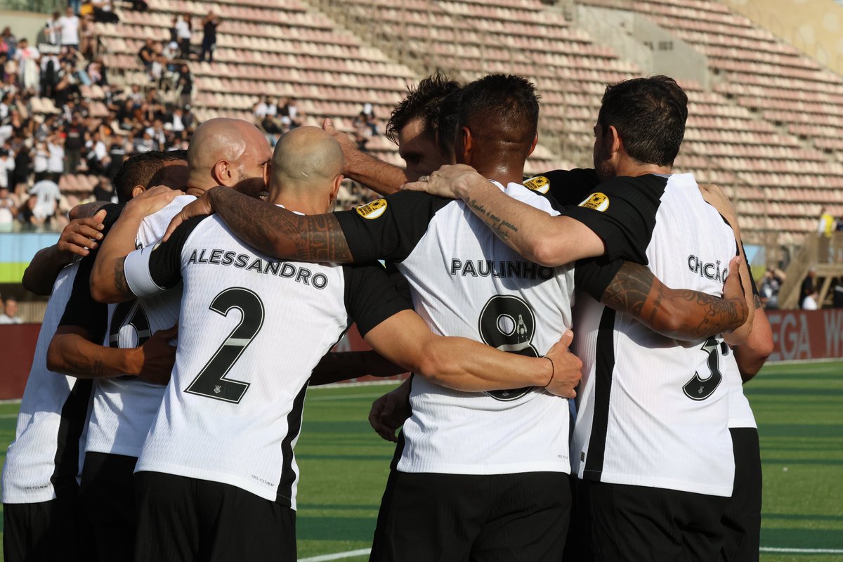 Corinthians's tweet photo. Uma tarde de recordações e lembranças para todos que estiveram presentes no Estádio Mercado Livre Pacaembu! ⚫⚪

Obrigado a Saudosa Maloca, jogadores e a todos que compareceram! ⚽🖤

📸 Jose Manoel Idalgo / Corinthians

#ReencontroDeGigantes
#VaiCorinthians https://t.co/a1cucG0Jdt