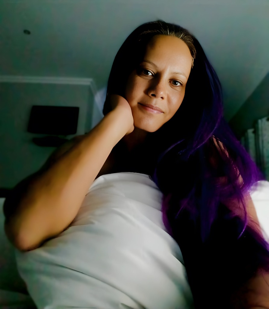 😈❤️Sweet dreams everyone ❤️😈
💋Do I get a goodnight kiss?💋