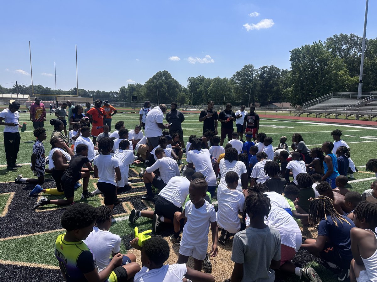 CCPapa Bear 🐻 (@esq_da_og) on Twitter photo 🧡💙Another weekend, another camp with the boys in the books. S/O to <a href="/1210frenchie/">Martavius French</a> and our old high school Whitehaven. Proud of what you doing. 🧡💙Another weekend, another camp with the boys in the books. S/O to <a href="/1210frenchie/">Martavius French</a> and our old high school Whitehaven. Proud of what you doing.