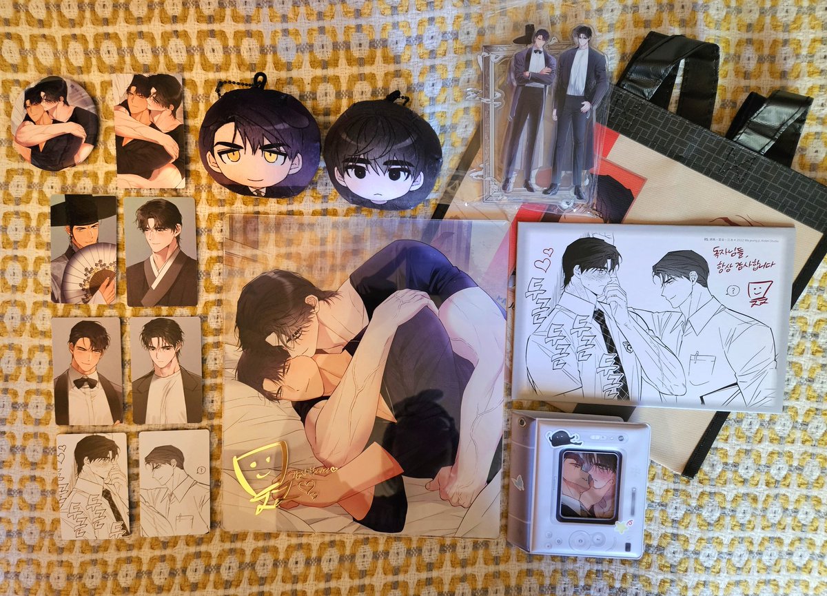 moonmoods1's tweet image. Thank you so much again @AsiaGou - as always, everything arrived in impeccable condition π₯° So grateful to have been able to purchase the Radio Storm limited set with the gorgeous art on the extra artboard and the uncensored version of Dawn of the Dragon! #asiagoufeedback