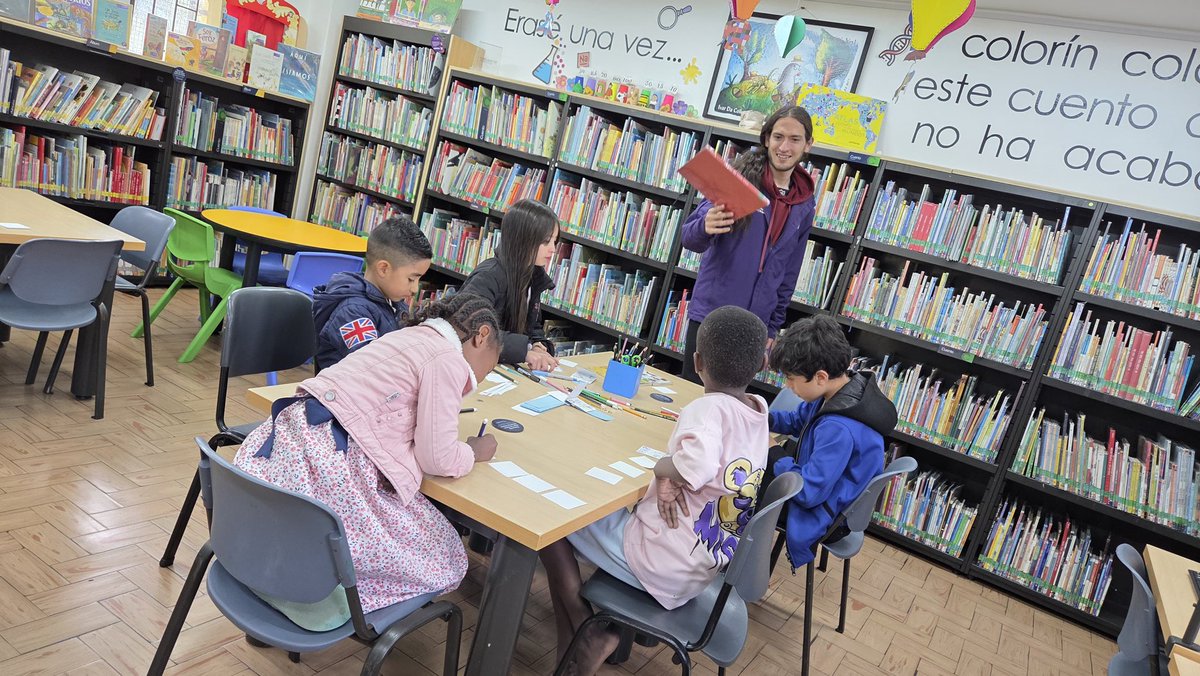 La Biblioteca Pública La Peña sigue contando historias en sus Biblovacaciones 📚✨. Hoy, los niños y niñas crearon y contaron cuentos en cuatro cuadros, explorando la narrativa desde la imagen y la secuencia 🎨🖼️.