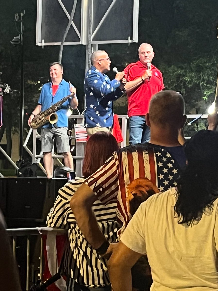 RafaelOnTV's tweet image. Meteorologist @BrianWilkes59wx knows how to work a crowd.
It was a fantastic experience
co-emceeing with him the @FOX59 broadcast of the “Fourth Fest” fireworks show from downtown Indianapolis.