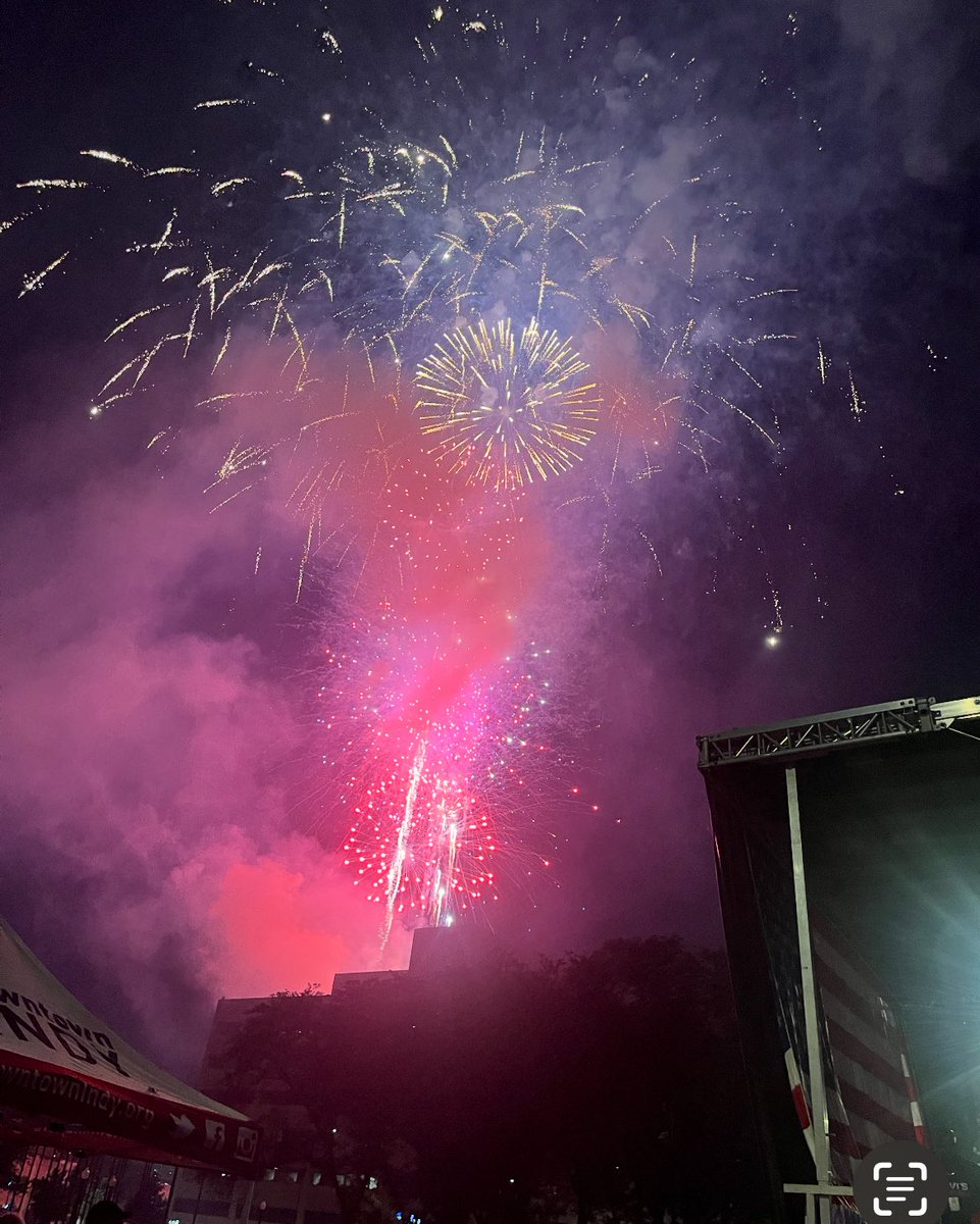 RafaelOnTV's tweet image. Meteorologist @BrianWilkes59wx knows how to work a crowd.
It was a fantastic experience
co-emceeing with him the @FOX59 broadcast of the “Fourth Fest” fireworks show from downtown Indianapolis.
