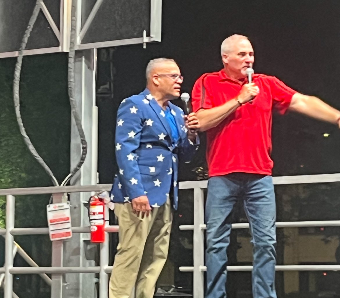 RafaelOnTV's tweet image. Meteorologist @BrianWilkes59wx knows how to work a crowd.
It was a fantastic experience
co-emceeing with him the @FOX59 broadcast of the “Fourth Fest” fireworks show from downtown Indianapolis.