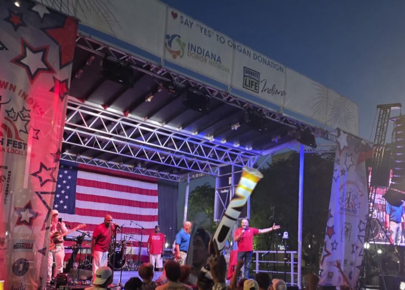 RafaelOnTV's tweet image. Meteorologist @BrianWilkes59wx knows how to work a crowd.
It was a fantastic experience
co-emceeing with him the @FOX59 broadcast of the “Fourth Fest” fireworks show from downtown Indianapolis.