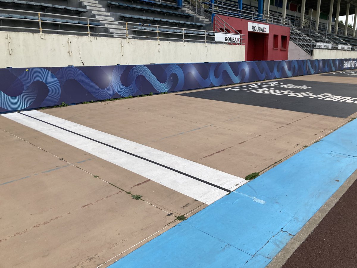 🇫🇷 | Heilige wielergrond in Roubaix. Er stond een hek open bij de Vélodrome André Pétrieux. En dan ga je even kijken.. Oprecht de leukste groundhop in tijden! Koers! 💛