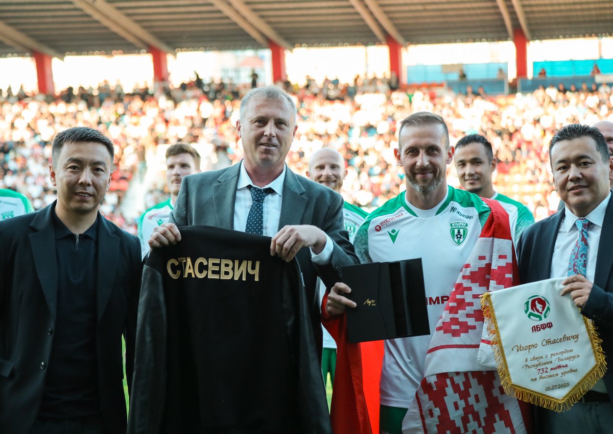 ⚡️⚡️⚡️ Полузащитник «Атырау» Игорь Стасевич сыграл 732 матча на профессиональном уровне и стал абсолютным рекордсменом 🇧🇾 Республики Беларусь. Перед началом поединка в Актобе представитель АБФФ Игорь Цаплюк поздравил 39-летнего футболиста с этим достижением!
