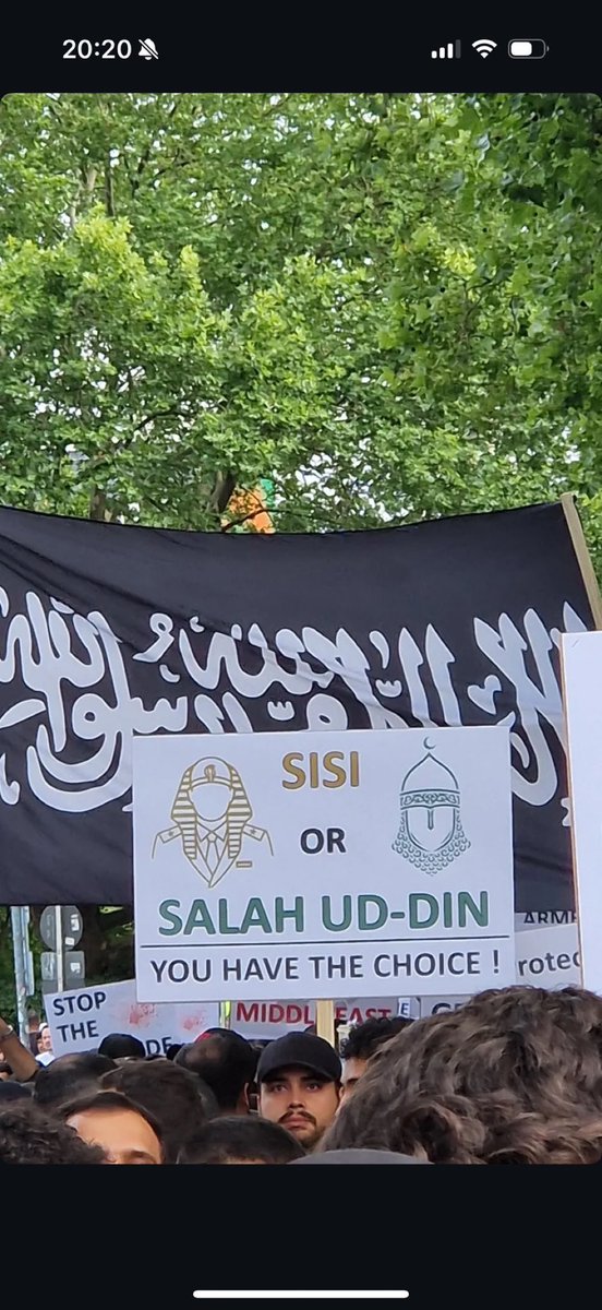 Wieder einmal marschieren Islamisten durch die Straßen Berlins – unter dem Schutz jener Demokratie, die sie zutiefst verachten.
Sie rufen nach dem Kalifat, träumen von einem Gottesstaat – von einem politischen Islam, den die Mehrheit der Muslime weder hier noch im Nahen Osten