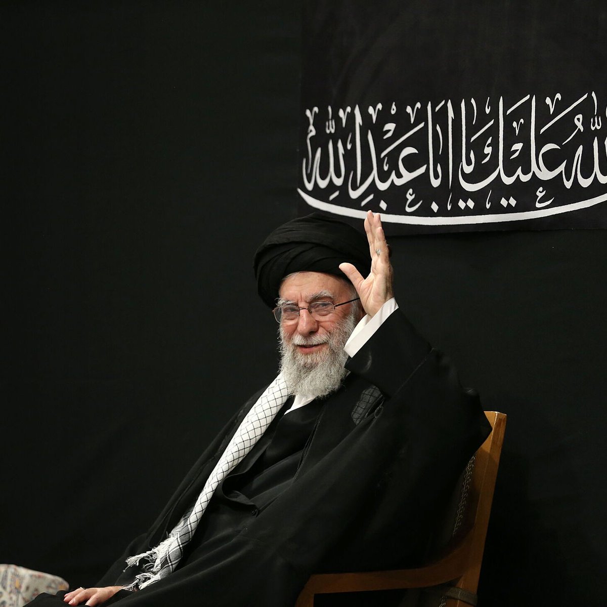 mash_ghool's tweet image. پیام اقتدار واضح و بلند بود!
حالا آنهایی که تا دیروز زبانشان دراز بود، امشب برق نگاه و بانگ شجاعت رهبر انقلاب کور و کرشان کرده...
#Hero