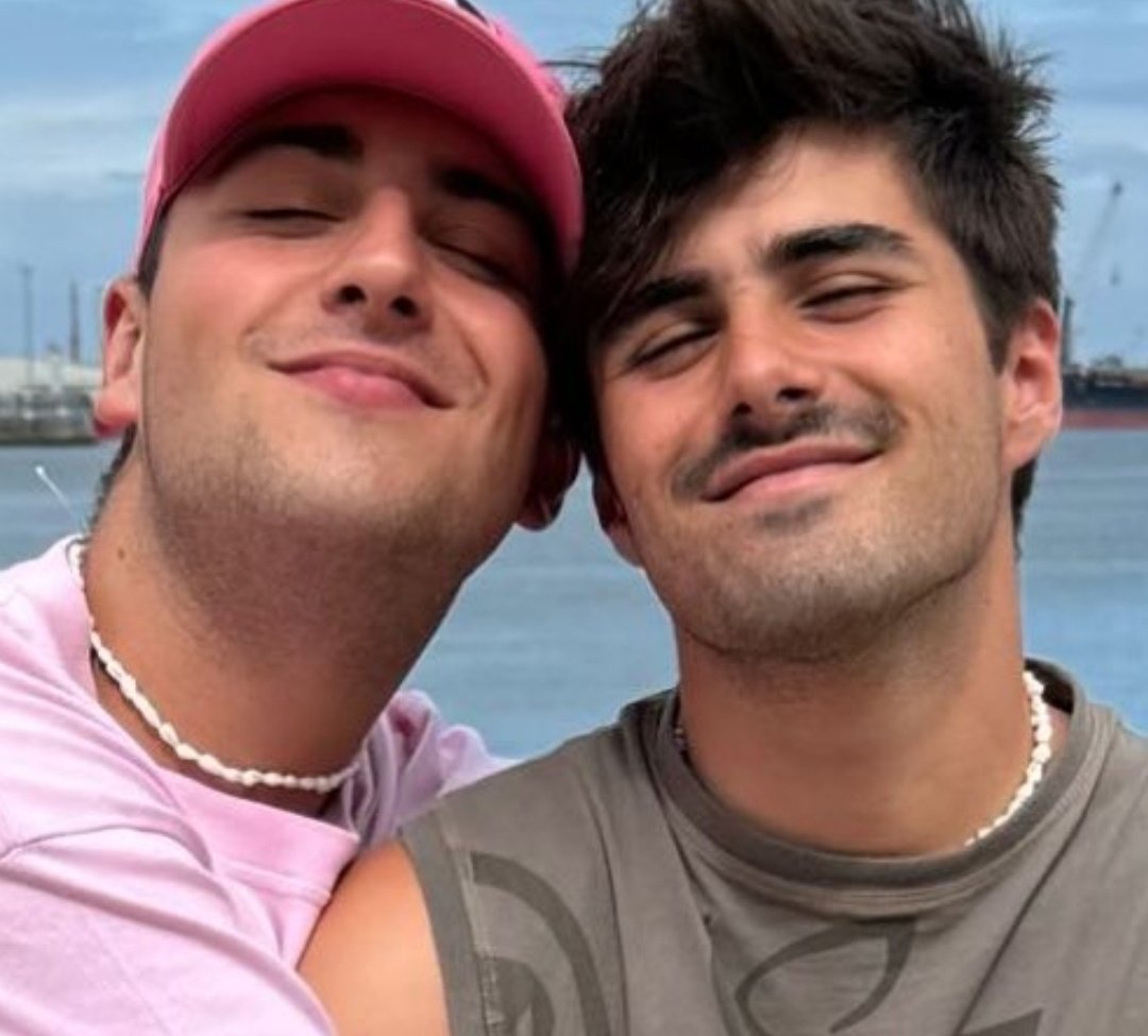 Juanjo lleva el collar que tiene a juego con martin 🥹🥹