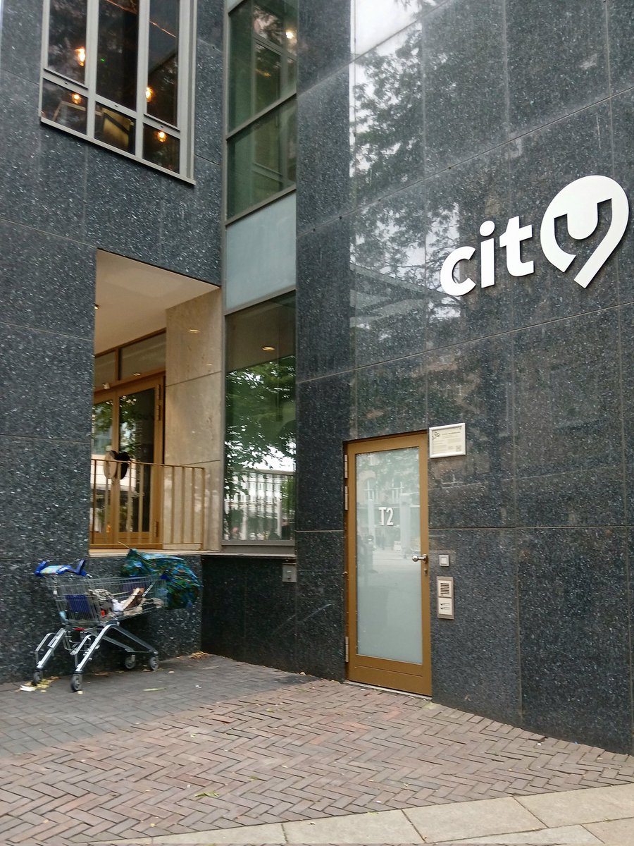 Einkaufswagen in der City.
<a href="/Wagerlkunst/">Einkaufswagenkunst</a>
#Einkaufswagenkunst