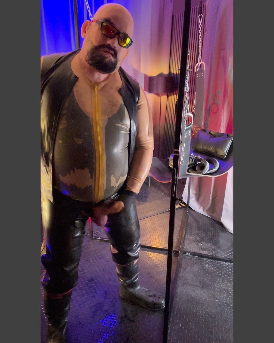 What if everything you need to fully be happy is a good, long ride in the old sturdy leather hammock

#MaskdBigBadBear #siliconemask #rubberbear #fullrubber #bdsm